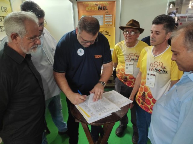 Prefeitura assina Termo de Permisso de Uso com Associao dos Produtores de Mel Dourados