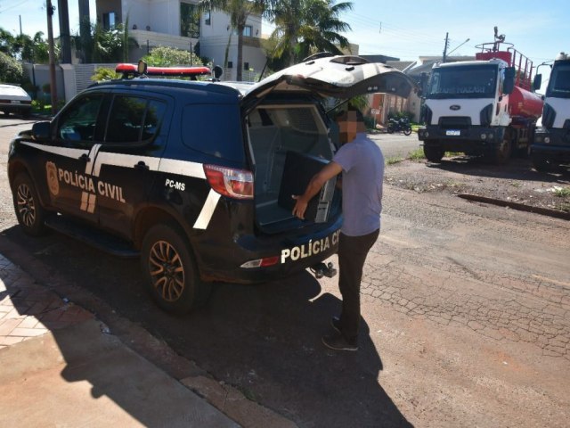 Polcia Civil cumpre mandado de busca e apreenso na residncia de professor acusado de praticar abusos sexuais, em Maracaju