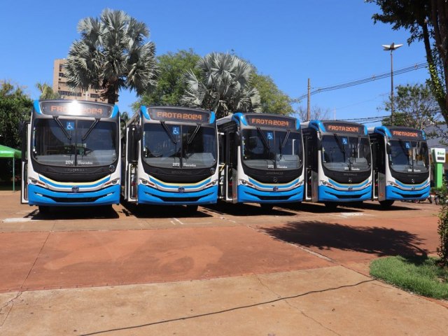 Prefeitura entrega cinco novos nibus para frota de transporte coletivo