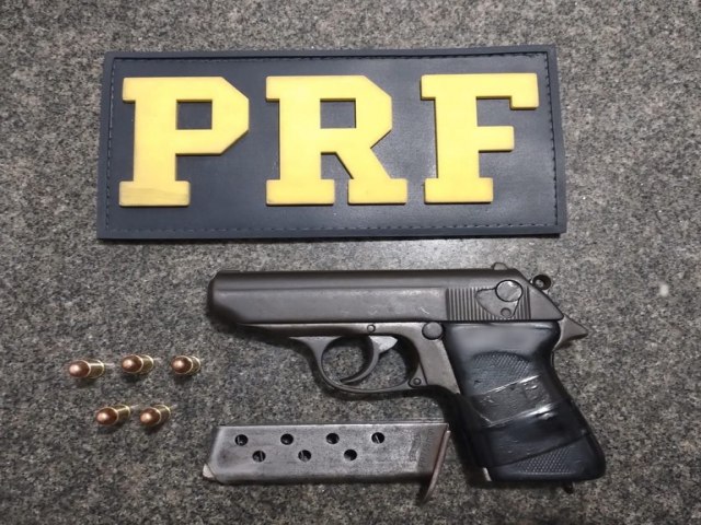 PRF apreende arma de fogo e prende homem por uso de documento falso em Roraima