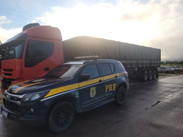 PRF apreende caminho com indcios de carga de pneus roubados e com drogas na BR-324 em Capim Grosso (BA)