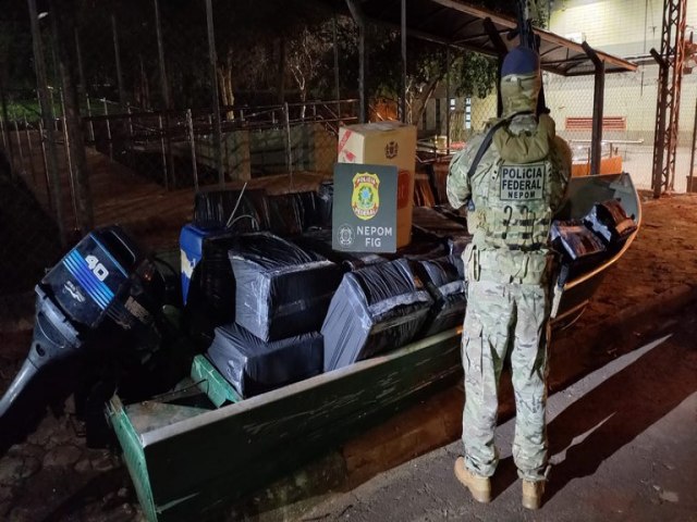 PF apreende embarcao com caixas de cigarros contrabandeados no Lago de Itaipu