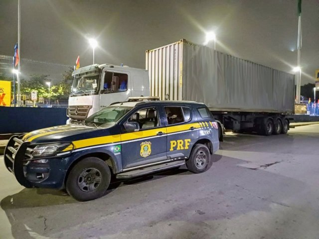 PRF prende dois homens, liberta refm e recupera veculo de carga