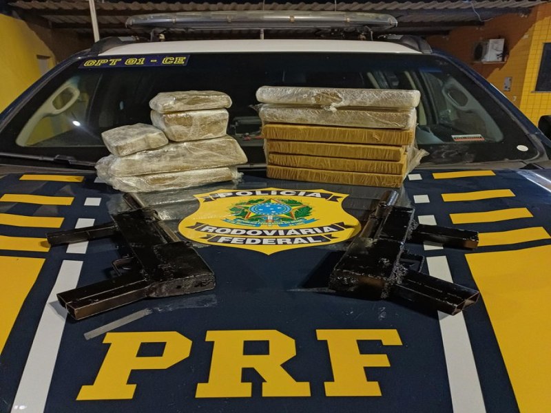 PRF prende mulher com 7,4 kg de maconha e duas armas de grosso calibre, em Caucaia (CE)