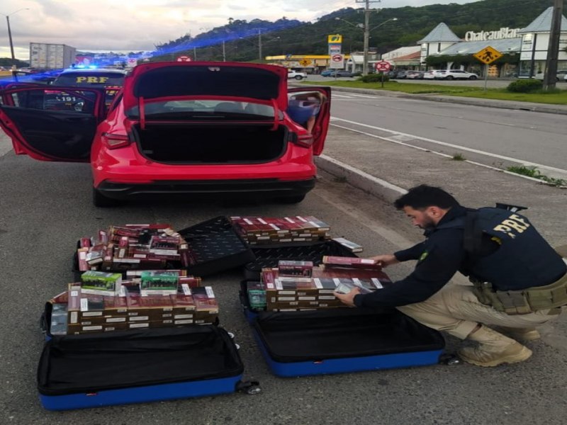 Cigarros eletrnicos e cigarros saborizados contrabandeados so apreendidos na BR-101 em Itapema