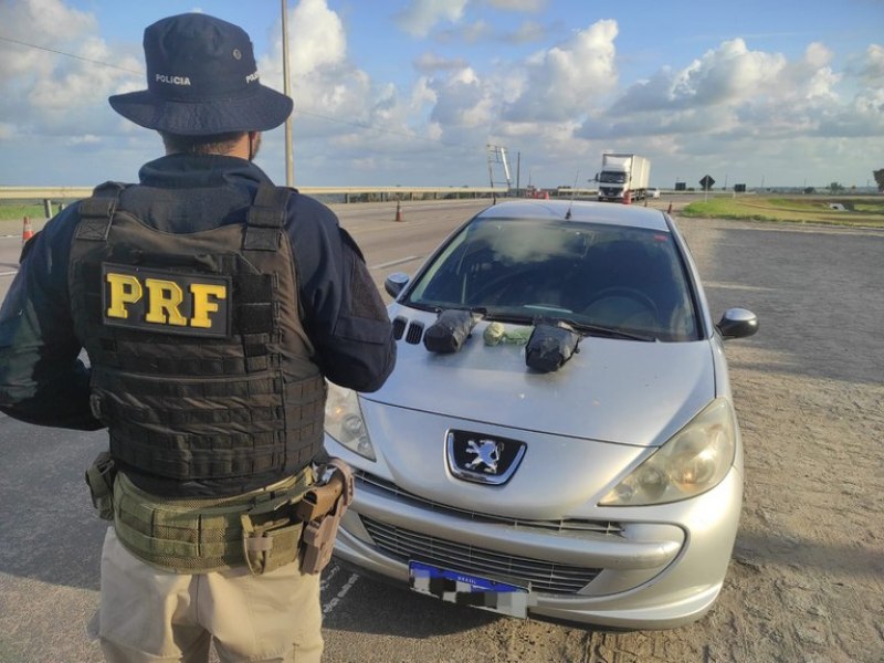 Casal que transportava droga em carro roubado  detido pela PRF em Igarassu