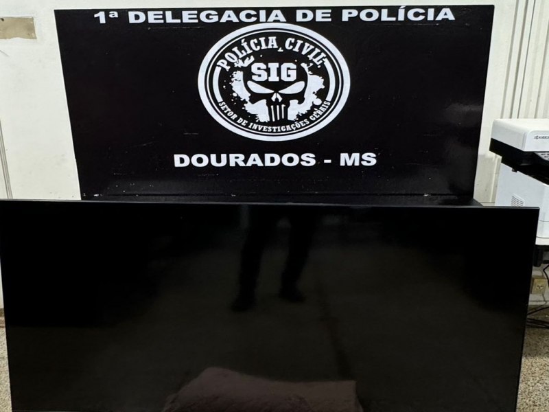 Mulher  presa pela Polcia Civil em Dourados, por receptao e posse ilegal de arma de fogo