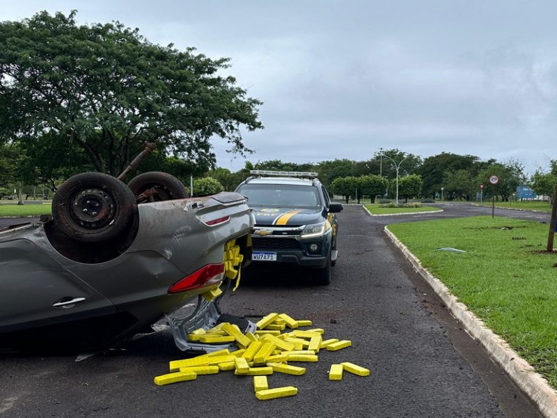 PRF prende homem com carro roubado e quase 300 quilos de maconha, aps fuga em Ourinhos-SP