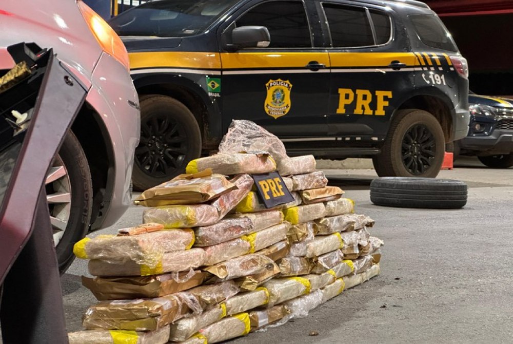 PRF apreende mais de 50 kg de maconha durante fiscaliza��o na BR-242, em Barreiras (BA)