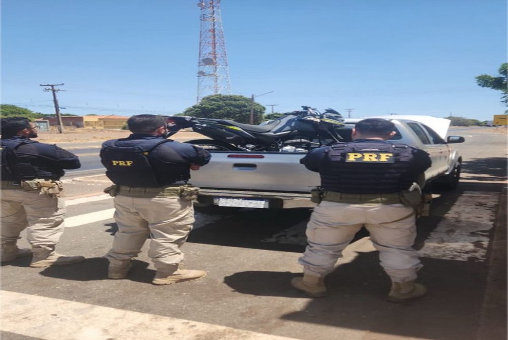 PRF flagra caminhonete roubada transportando moto tamb�m roubada