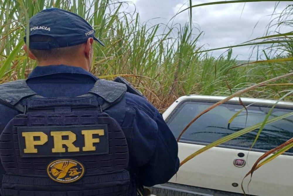 Carro roubado durante sequestro � recuperado com apoio de helic�ptero da PRF