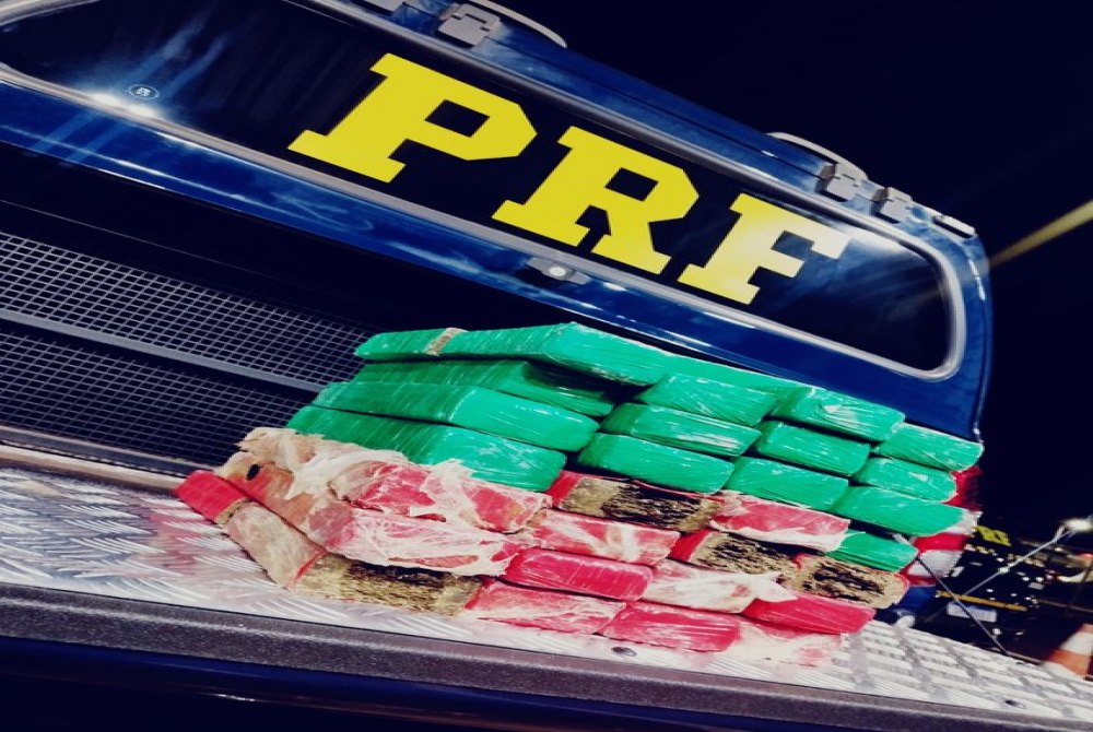 PRF apreende 38 tabletes de maconha escondidos em painel de ve�culo em Uberaba (MG)