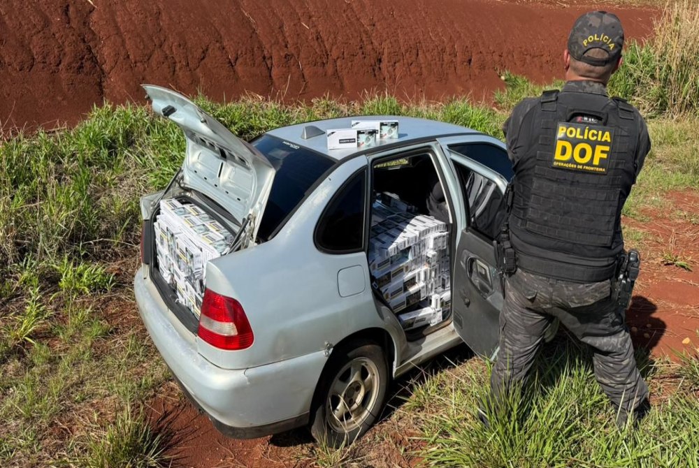 DOF apreende ve�culo carregado com cigarros ap�s cair em barranco