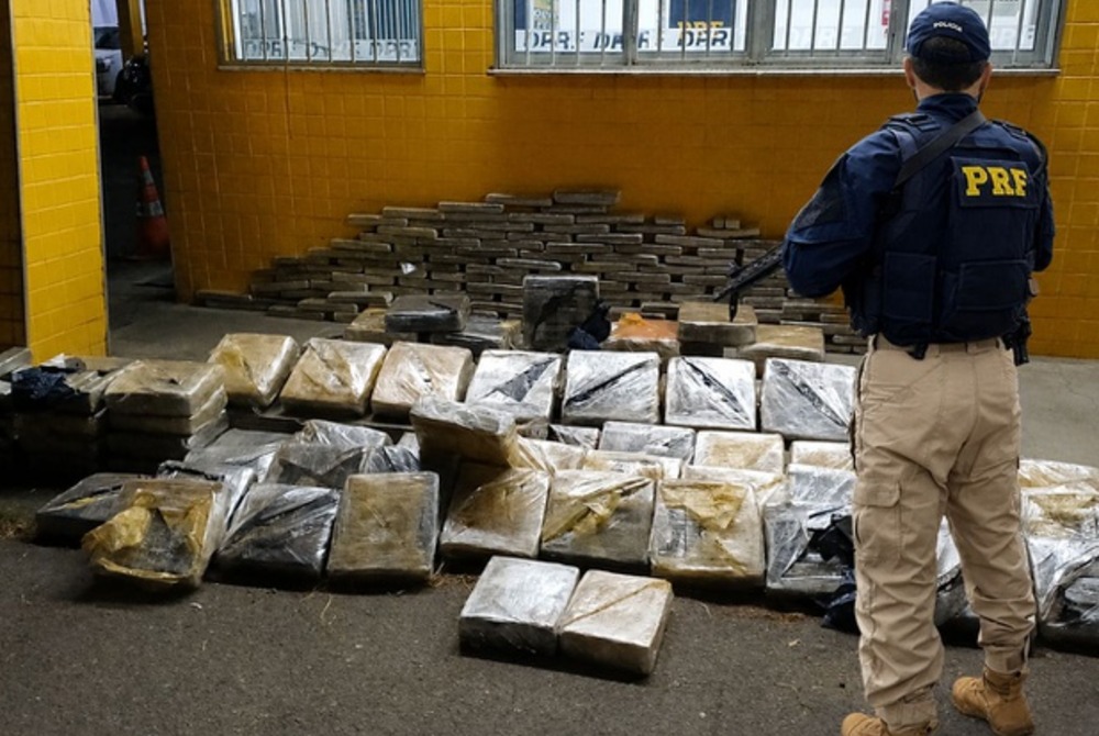 PRF apreende aproximadamente 500 kg de Maconha em carreta, durante a Opera��o Cerco Fechado, na BR-262, em Abre Campo (MG)