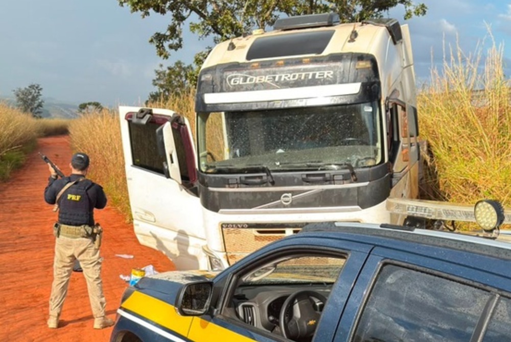 PRF recupera carreta e carga roubadas ap�s persegui��o na BR-365 e prende motorista em Patroc�nio (MG)