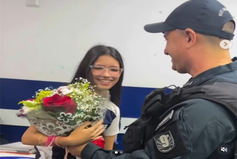 Imagem da Not&iacute;cia ASSISTA O VIDEO Esse pai decidiu surpreender a filha de 14 anos com um buqu� de flores para mostrar como ela merece ser tratada: 