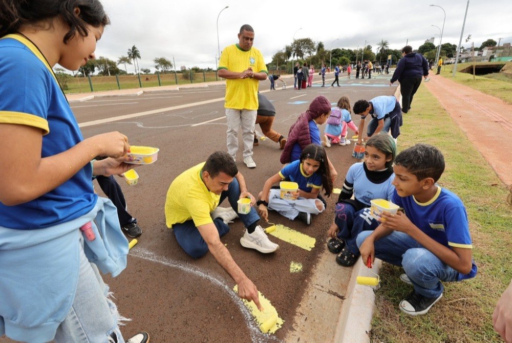 Prefeitura realiza a��o e alunos transformam Avenida Aziz Rasselen em "cen�rio da Copa"