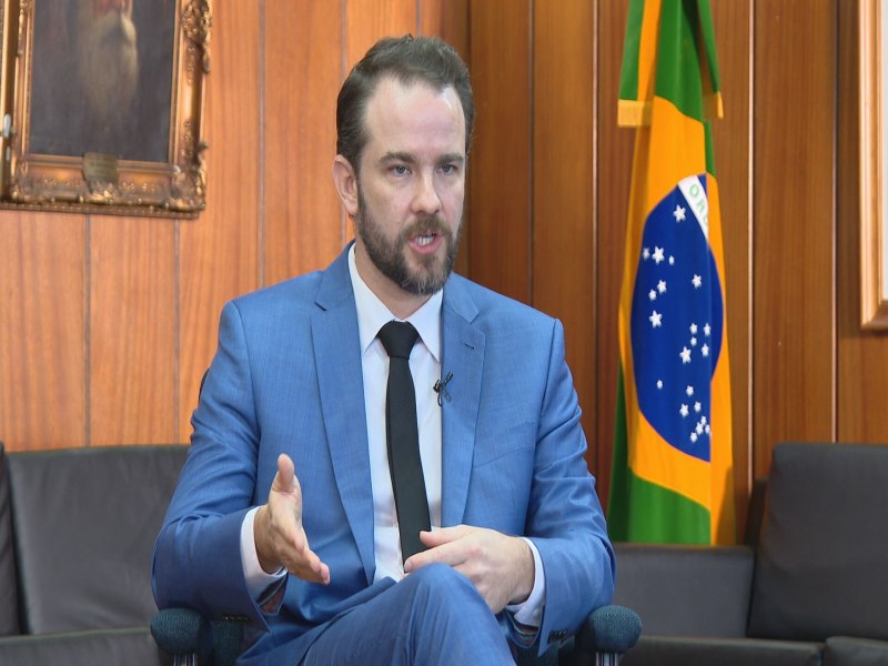 Ministro da Fazenda defende tributar mais os ricos, rever programas sociais e cortar benef�cios fiscais nos pr�ximos anos