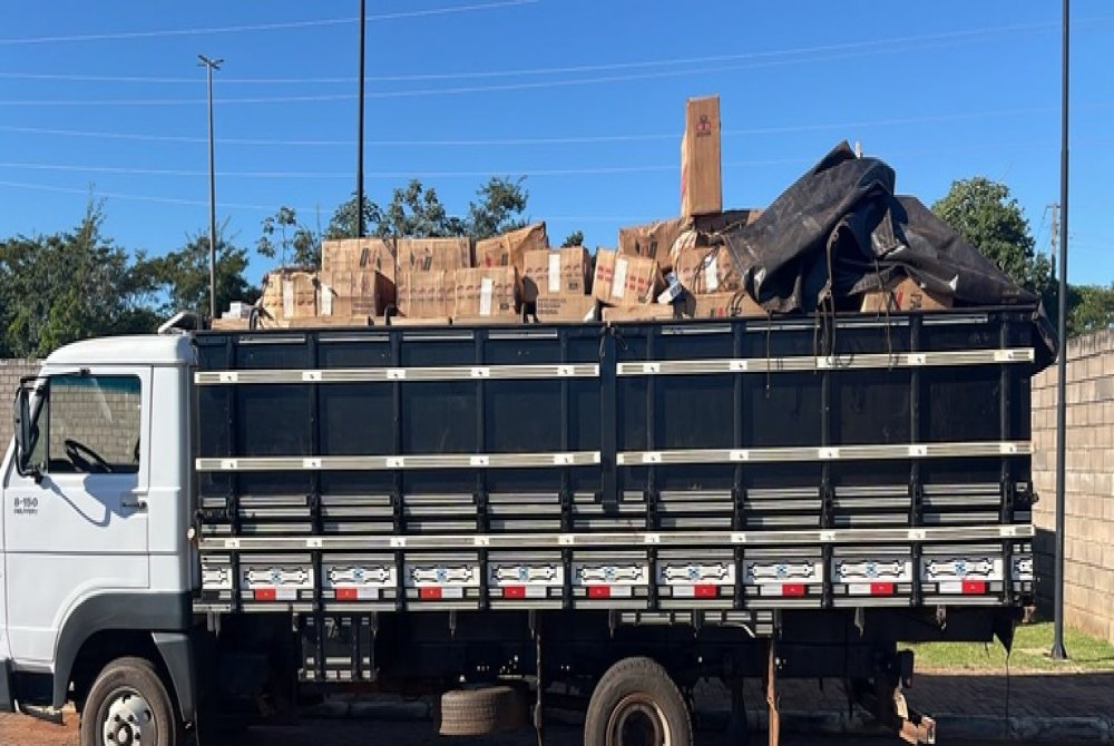 PF e BPFron apreendem cerca de 400 caixas de cigarros contrabandeados