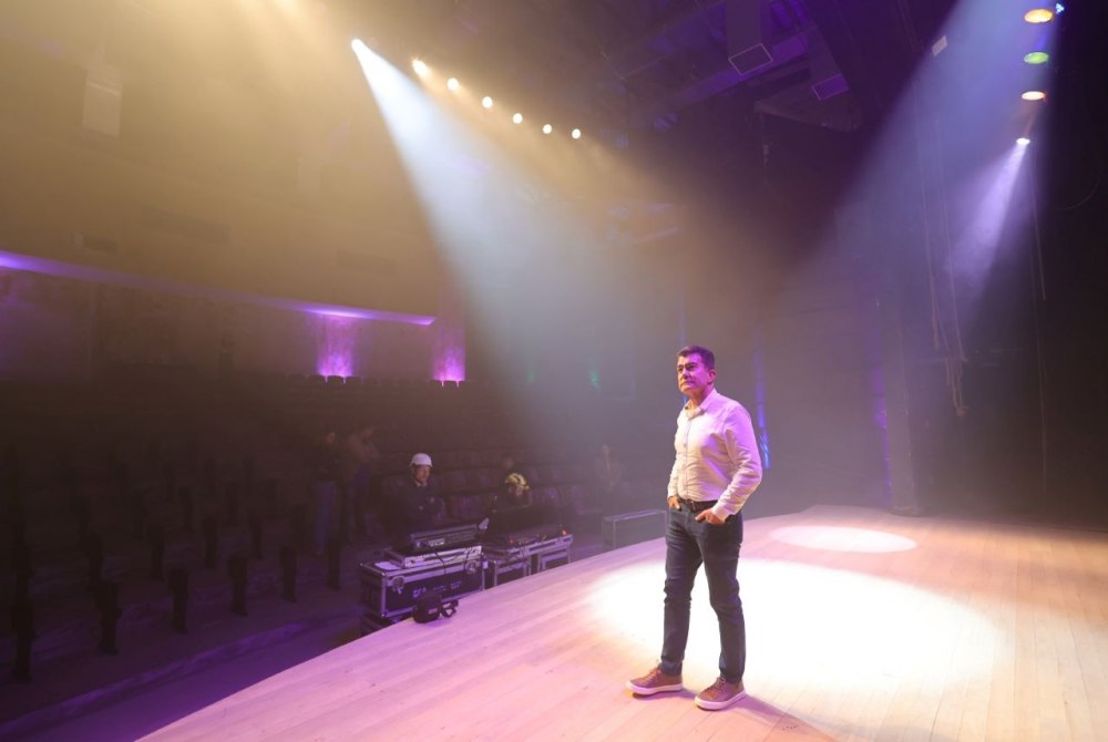 Imagem da Not&iacute;cia Prefeito vistoria obras e afirma que Dourados ter� o mais moderno teatro do Estado