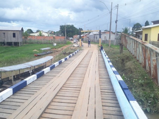 Estado e Prefeitura de Feij trabalham na pintura e limpeza da ponte sobre igarap Diabinho