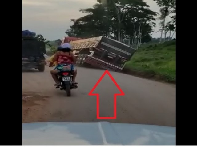 Por causa da buraqueira na BR 364, carreta tomba entre o trecho Feij e Tarauac