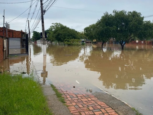 Mais de 22 mil pessoas esto atingidas aps forte chuva transbordar Rio Acre e igaraps em Rio Branco