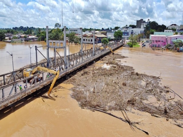 Ponte de ferro no Rio Acre est sob presso de 200 toneladas e apresenta rachaduras