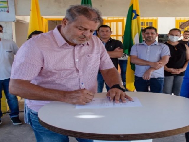 De uma s canetada, prefeito de Mncio Lima exonera 112 cargos comissionados