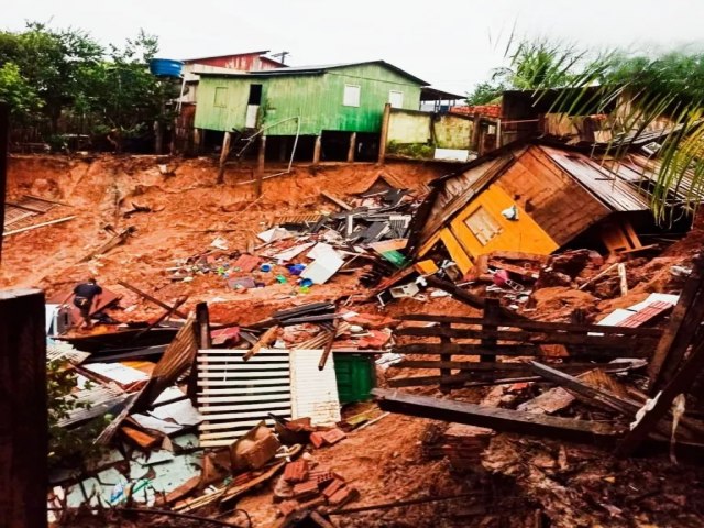 Casas desmoronam na Cidade Nova com chuvas da madrugada