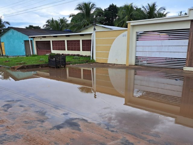 guas da chuva invadem residncias de moradores do bairro So Vidal em Mncio Lima 