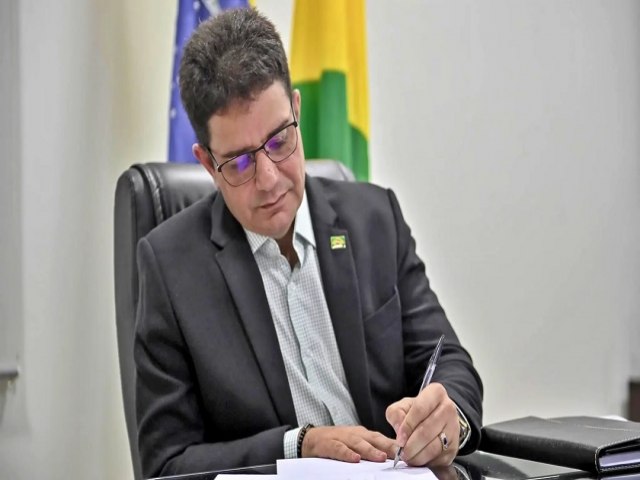 Gladson prope reajuste salarial de 20,32% a servidores e comissionados