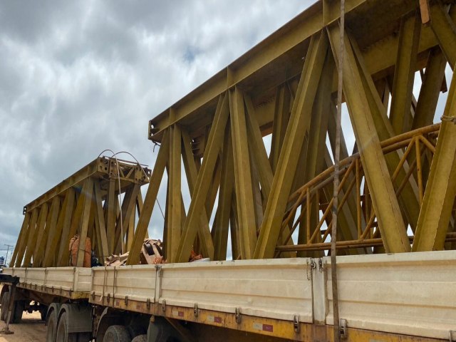 Obras da Ponte de Sena Madureira recebem primeiras peas da trelia lanadeira para iamento de vigas