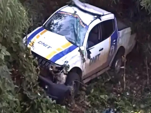 Carro do DNIT capota na BR-364 no sentido Manoel Urbano prximo a Sena Madureira