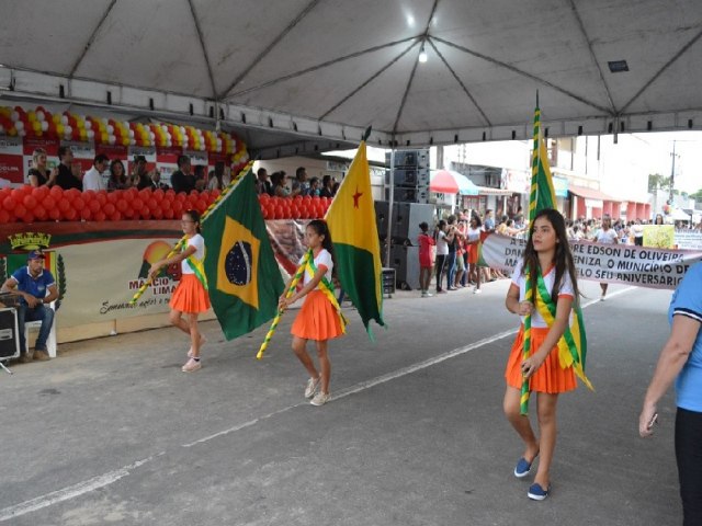 Vereador Evandro ouve diretores de escolas que pedem mudana do local de apresentao do desfile cvico