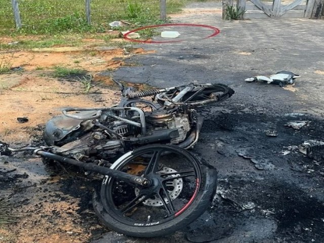 Em Cruzeiro do Sul, homem se incomoda com motos estacionadas e ateia fogo nos veculos