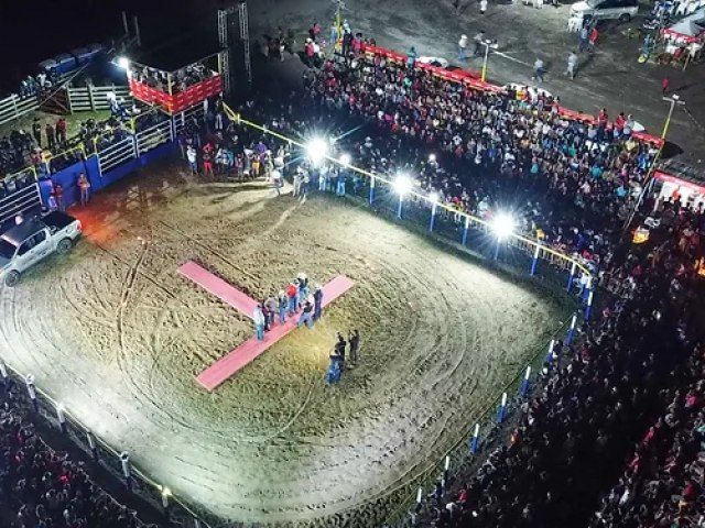 Primeiro dia da festa do aniversrio de Mncio Lima tem rodeio, desfile e vrias atividades