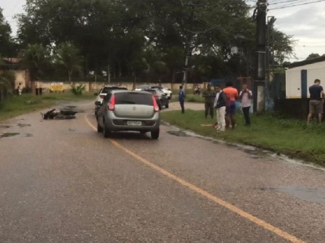 Coliso entre carro e moto em curva deixa um ferido em Cruzeiro do Sul