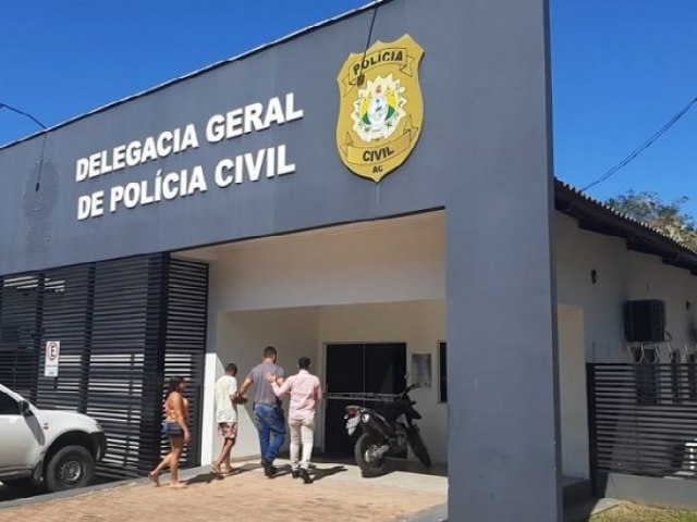 Autor de homicdio em Mncio Lima se apresenta a polcia acompanhado pelo advogado