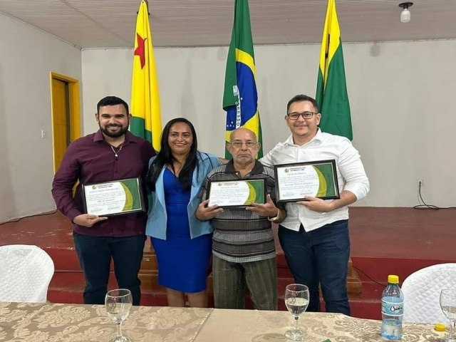 Cmara de vereadores de Mncio Lima homenageia cidados que contriburam para o desenvolvimento da cidade