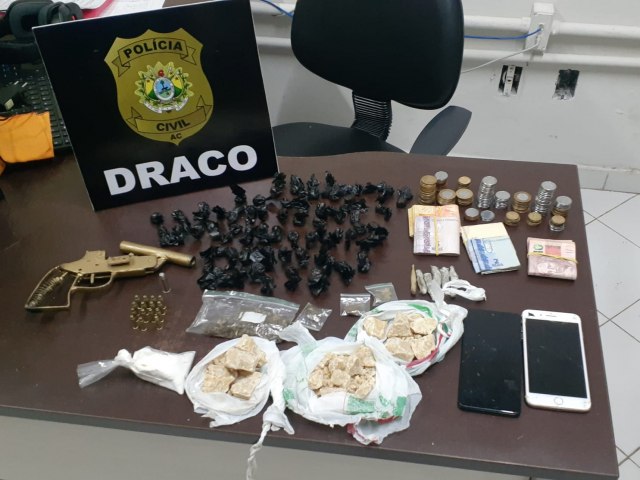 Polcia Civil prende trs pessoas envolvidas com o trfico e apreende armas, drogas e dinheiro