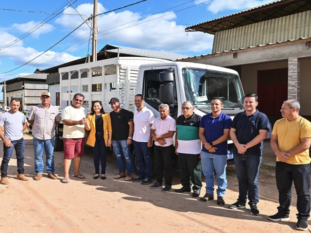 Em Feij, governo entrega veculo para apoiar trabalho de moveleiros