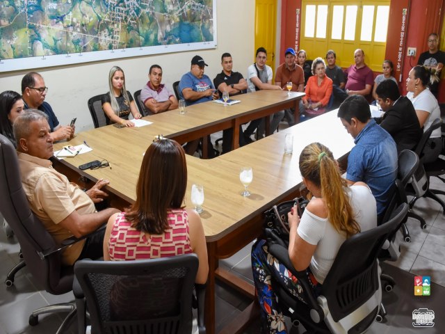 Isaac concede aumento a servidores comissionados da prefeitura de Mncio Lima