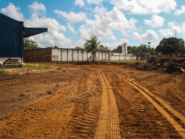 Deracre executa limpeza em terreno da unidade da Cageacre em Cruzeiro do Sul