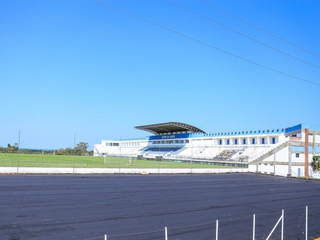 Deracre asfalta Arena de Shows e trabalha no acesso ao estacionamento da Arena Juru