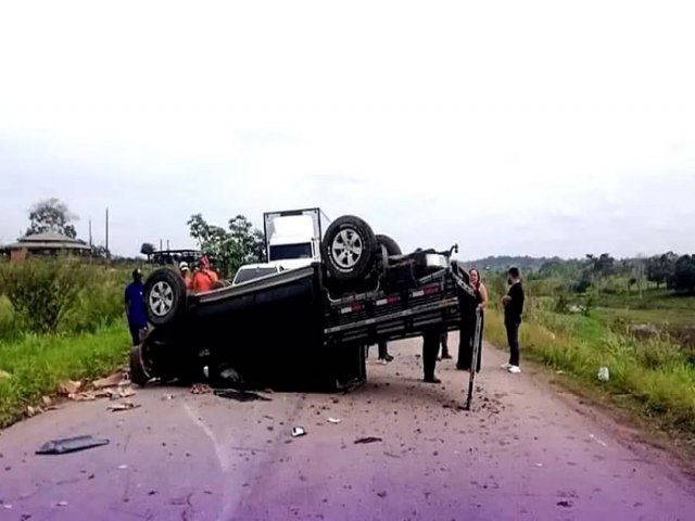 Acidente entre van e caminhonete deixa 8 feridos na estrada de Feij