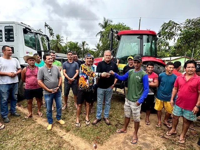 Comunidade Indgena  beneficiada com trator para apoio a mecanizao agrcola