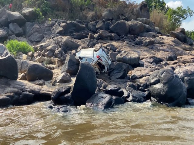 Carro de acreano cai de penhasco em Fortaleza do Abun