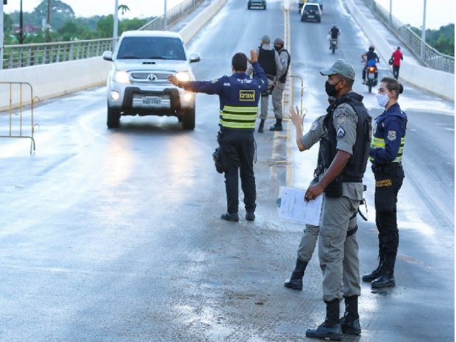 13 pessoas sem habilitao e embriagados foram flagrados dirigindo em Cruzeiro do Sul