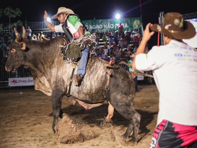 Com arena lotada, abertura do rodeio  destaque na Expoacre Juru